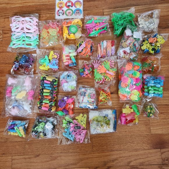 Party Favors Kids - 422 Pieces - Picture 3 of 3